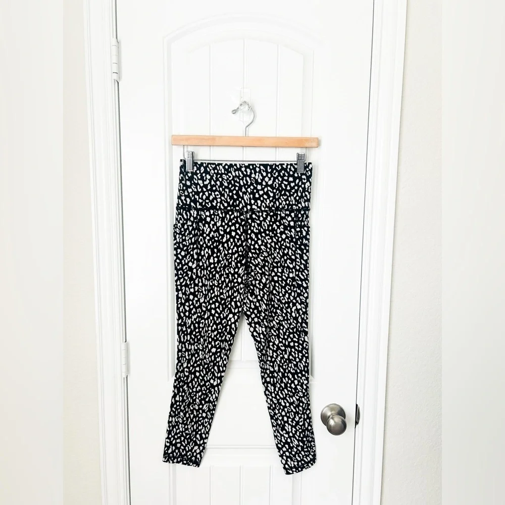 Athleta Salutation Stash Pocket II Printed 7/8 Black White Leggings Size Small